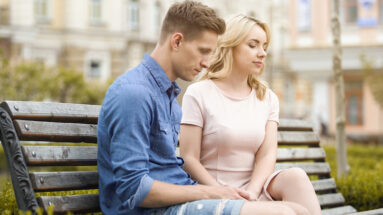 Comment se comporte une femme peu sûre d’elle en amour