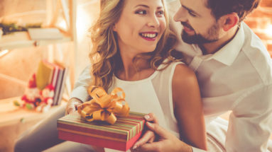 Uomini che fanno Regali per avere Prestazione Sessuali