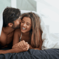 Stai facendo l’amica di letto, ma stai sperando che lui si innamori di te