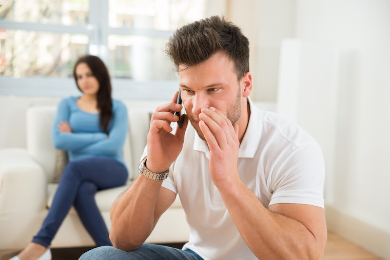 Lui ti tradisce con un'altra donna