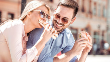 Come Capire se per un Uomo Sei Più di un' Amica