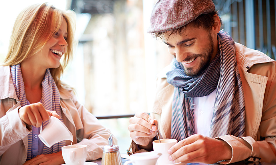 Come si Comporta una Donna Attraente nel Momento in cui sta Uscendo con un Uomo