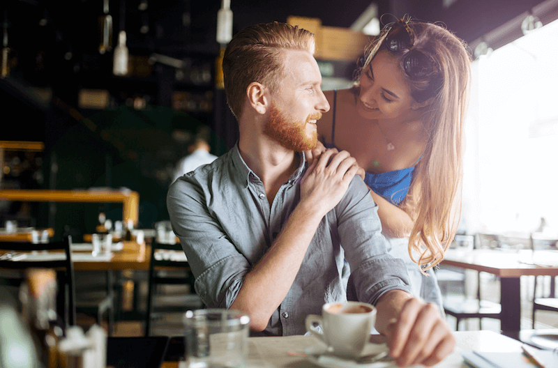 Come Flirtare con un Uomo che Ti Interessa