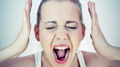 Storie di Donne che Inventano Scuse per Giustificare le Situazioni Frustranti