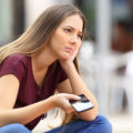 L’uomo che ami è sempre distante? Scopri come conquistarlo