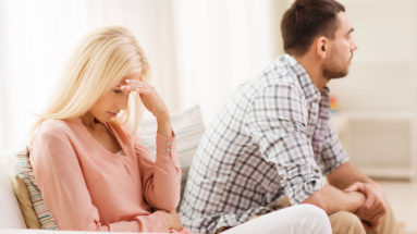 Come lasciare andare i modelli di pensiero negativo in una relazione