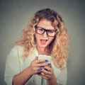 Come rimanere calma quando lui non risponde al messaggio