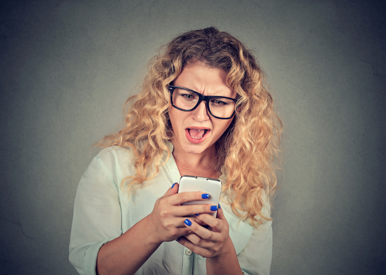Come rimanere calma quando lui non risponde al messaggio