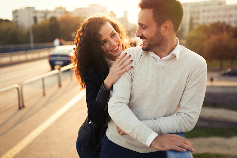 Come tenere gli occhi dell'uomo che desideri su di te e solo su di te