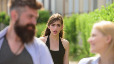 Il tuo ex vede un'altra donna ma continua a cercarti