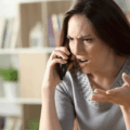 Perché gli uomini odiano parlare a lungo al telefono?