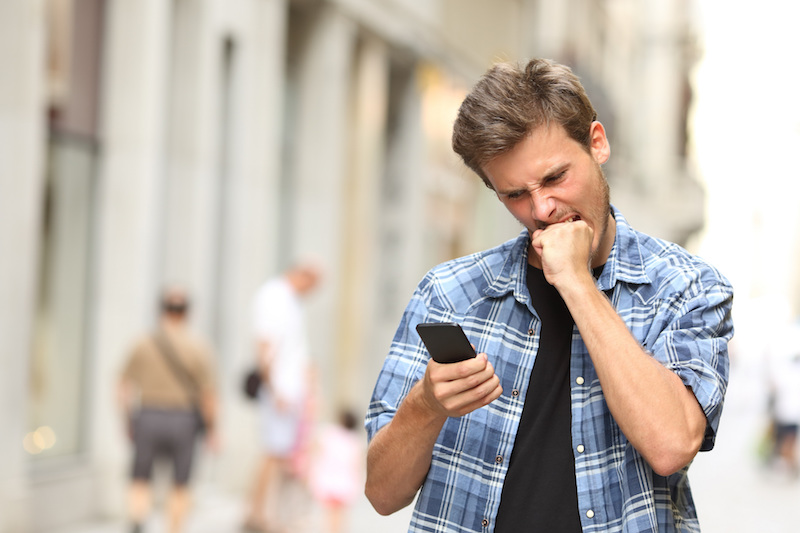 Ignorare un uomo è una potente strategia per farti inseguire