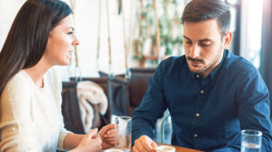 Perché un uomo ti insegua e poi ti ignora?