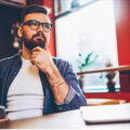 Allontanarsi da un uomo per conquistarlo: perché funziona