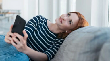 Lui sta aspettando che gli mandi un messaggio per prima