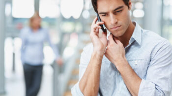 Come gli uomini rispondono al silenzio e alla distanza