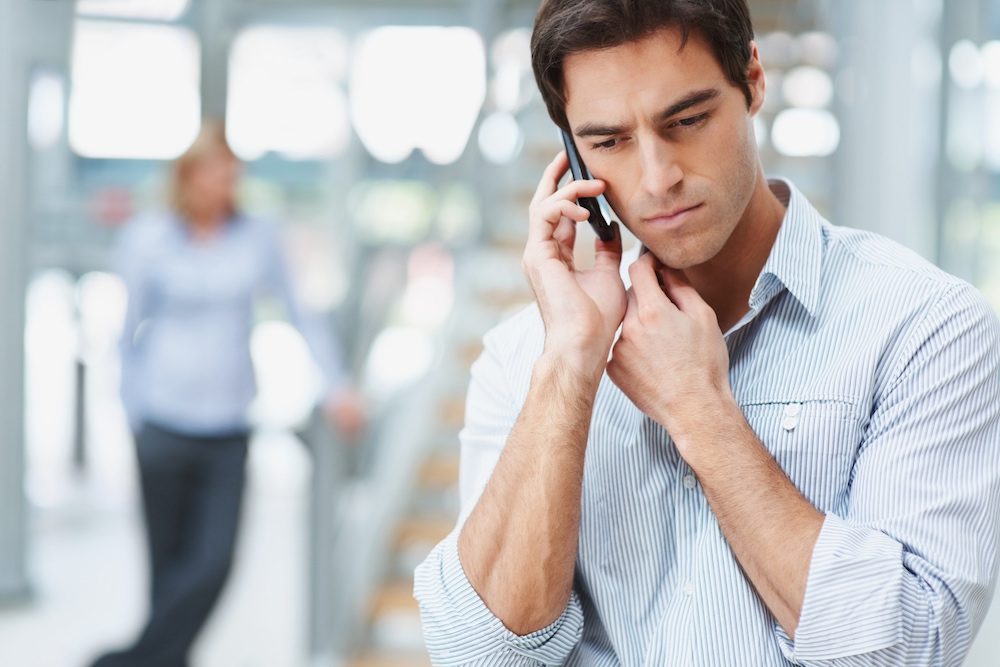 Come gli uomini rispondono al silenzio e alla distanza