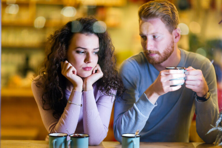 Ignorare Un Uomo Che Ti Ha Ferito Ecco 7 motivi per cui dovresti allontanarti da un uomo che ti ignora