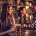 Come smettere di essere gelosa quando vedi lui parlare con altre donne