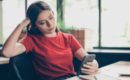 Come smettere di fissarti sul fatto che lui non ti scrive