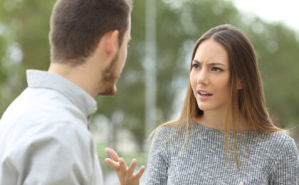 Cosa fare quando un uomo ti chiama ancora “amica” dopo mesi di frequentazione