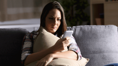 Perché continui a controllare il telefono quando lui non risponde